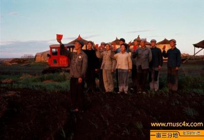 人手一本红宝书，感受领袖带来的力量